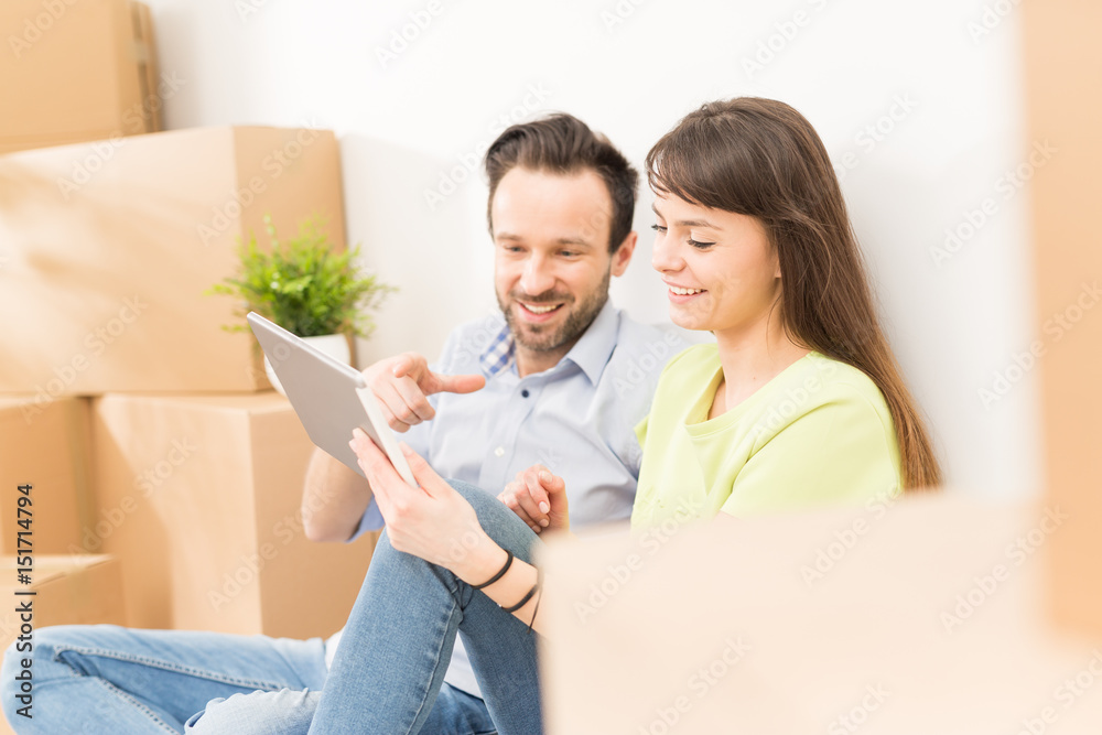 Young people move into a new apartment. Young people move into a new apartment.