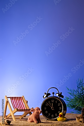 Uhr am Strand zeigt 5 vor 12