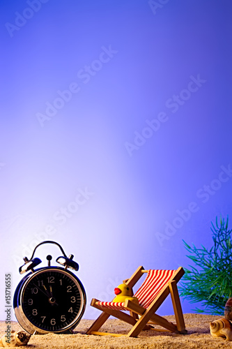 Uhr am Strand zeigt 5 vor 12
