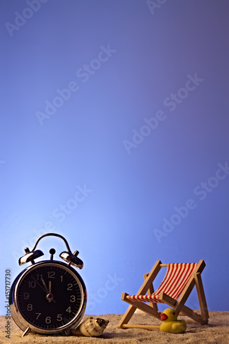 Uhr am Strand zeigt 5 vor 12