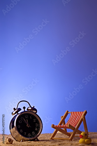 Uhr am Strand zeigt 5 vor 12