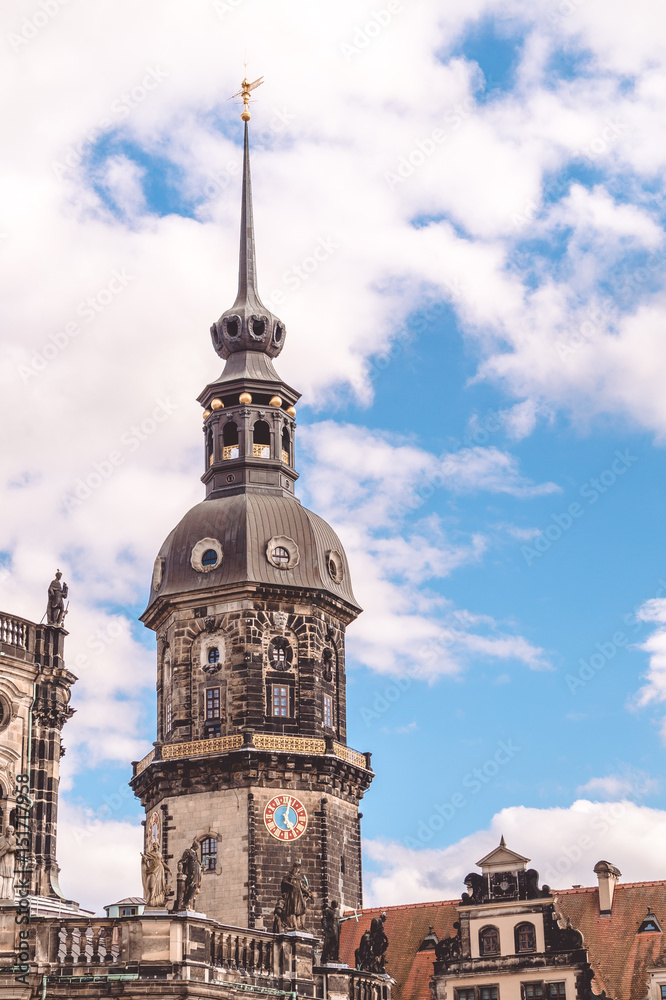 Старинная часовая башня. Древняя архитектура Дрездена