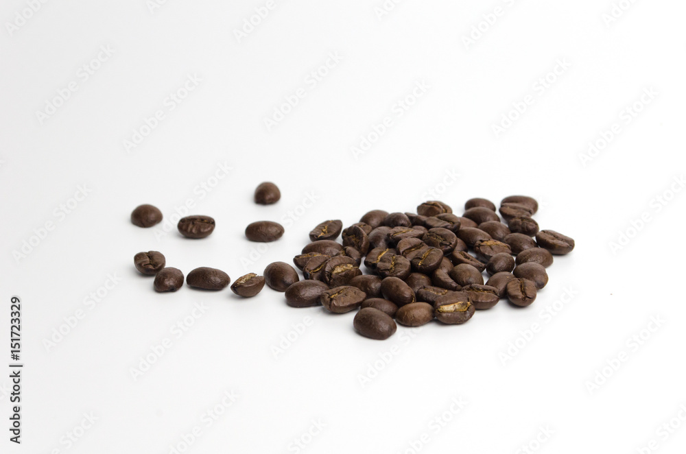 Naklejka premium The coffee beans isolate on white background