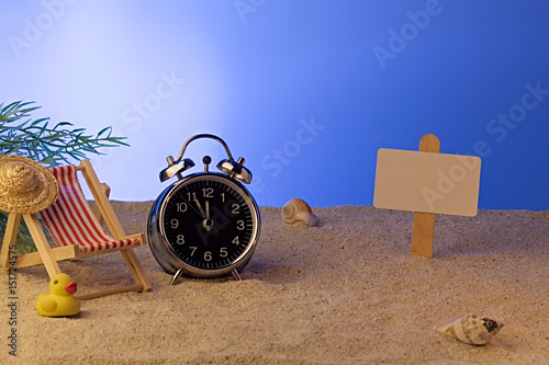 Uhr am Strand zeigt 5 vor 12