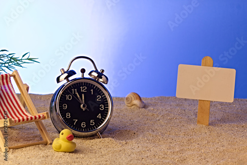 Uhr am Strand zeigt 5 vor 12