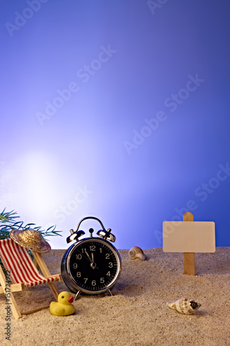 Uhr am Strand zeigt 5 vor 12