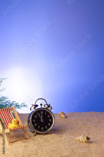 Uhr am Strand zeigt 5 vor 12