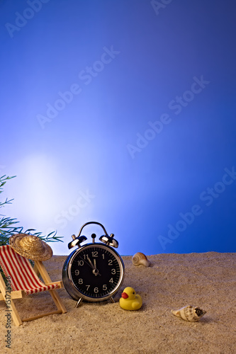 Uhr am Strand zeigt 5 vor 12