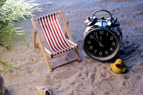 Uhr am Strand zeigt 5 vor 12