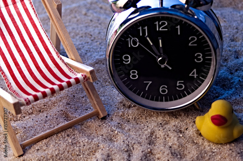 Uhr am Strand zeigt 5 vor 12