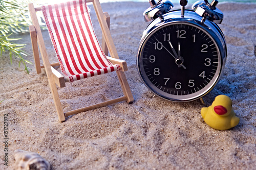 Uhr am Strand zeigt 5 vor 12
