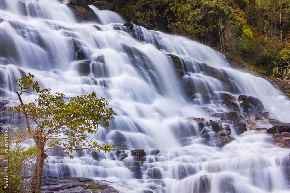 Obraz premium Mae Ya Waterfall in Rain Forest at Doi Inthanon National Park in Chiang Mai ,Thailand 