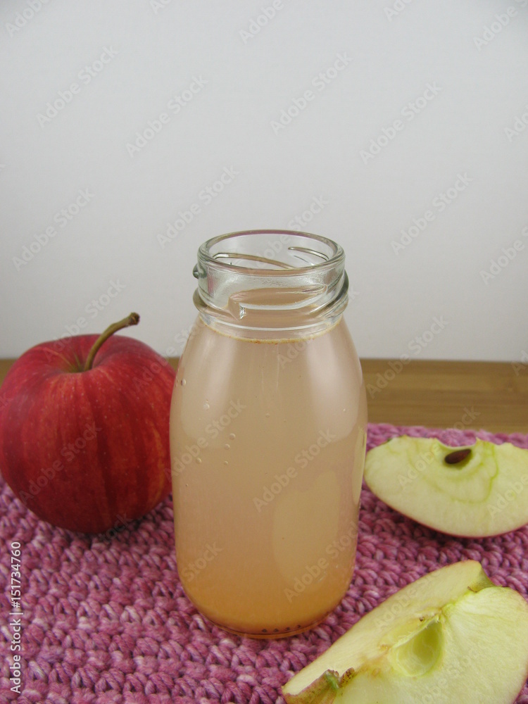 Frischer Apfelsaft in der Flasche Frischer Apfelsaft in der Flasche