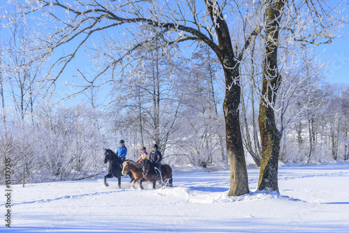 Reiterinnen in traumhafter Winterlandschaft
