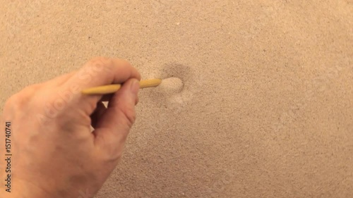 Hand drawing on a rotating sand, spiral.