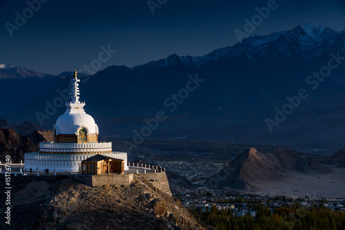 Photo Buddhist stupa in Leh, Indian Himalaya. Diskit, Ladakh, India