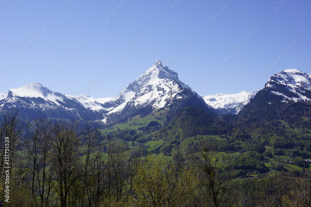 Schneegipfel im Frühling