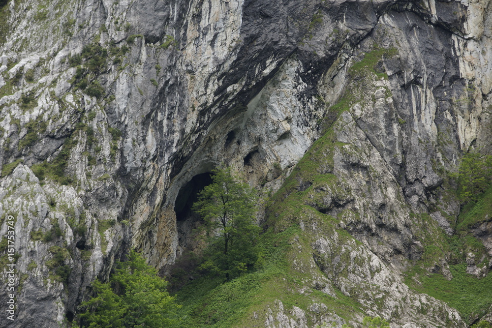Höhlen im Fels - Gesicht/Geist/Gespenst