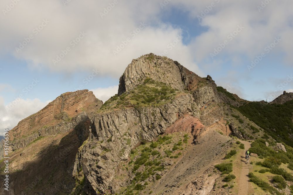 Sendero de piedra en las montañas de Madeira, Portugal