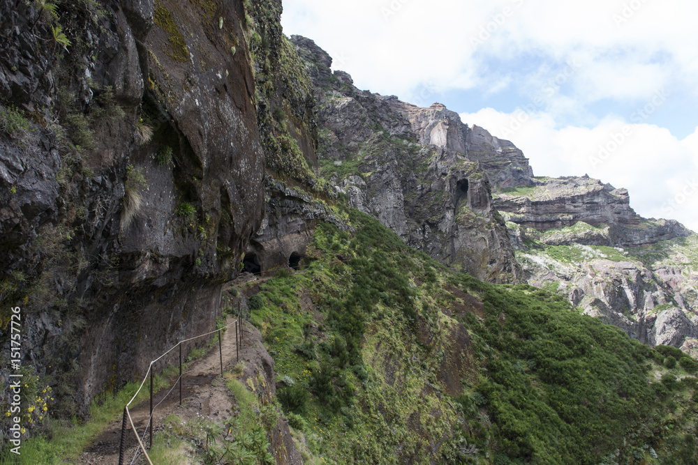 Sendero de piedra en las montañas de Madeira, Portugal