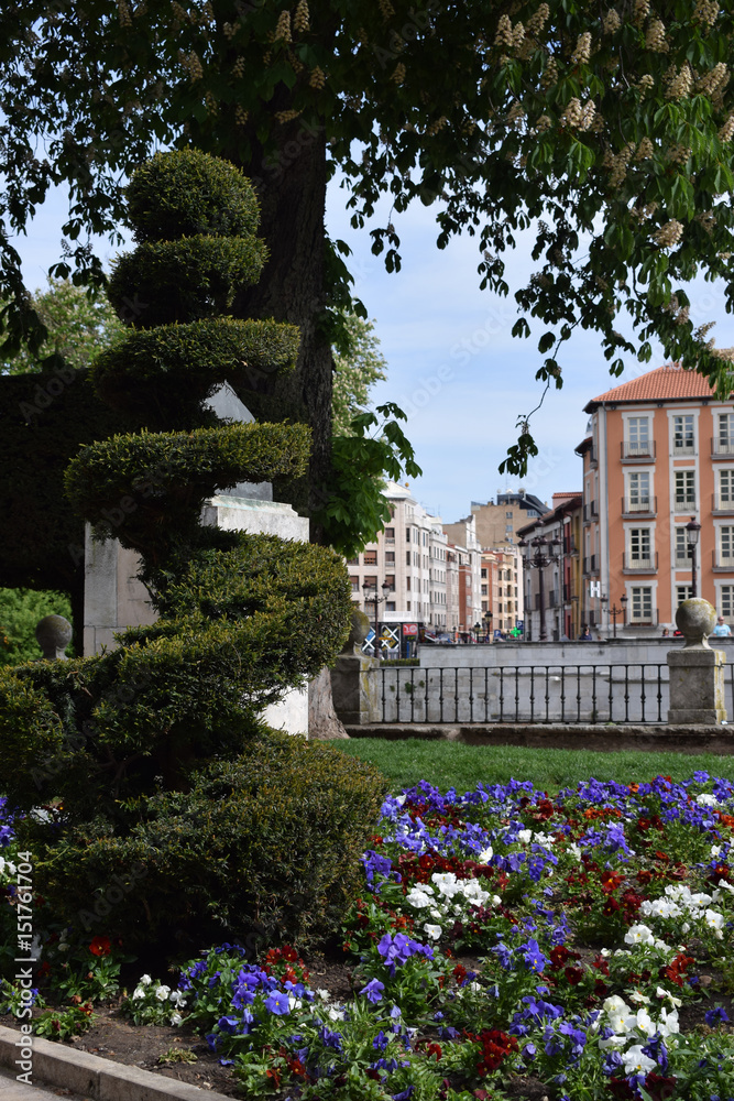 Jardines primaverales de la zona turística de Burgos, España.