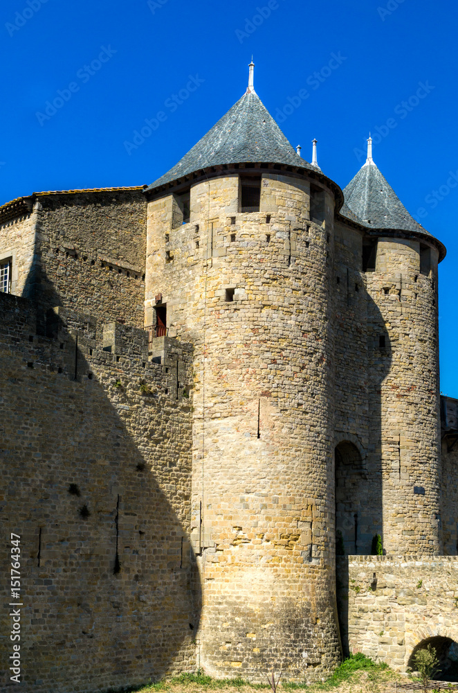 Brücke und Türme mit Toreingang zur historischen Festungsstadt Carcassonne in Frankreich