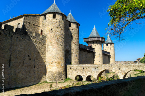 Eingangsbereich der Festungsanlage Carcassonne mit Brücke, Türmen und Festungsmauer
