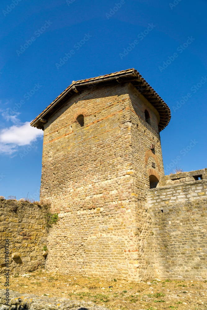 Innenansicht eines Wehrturms und Festungsmauer der historischen Festungsanlage Carcassonne in Frankreich