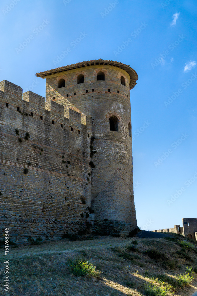 Wehrturm und Festungsmauer der historischen Festungsanlage Carcassonne in Frankreich