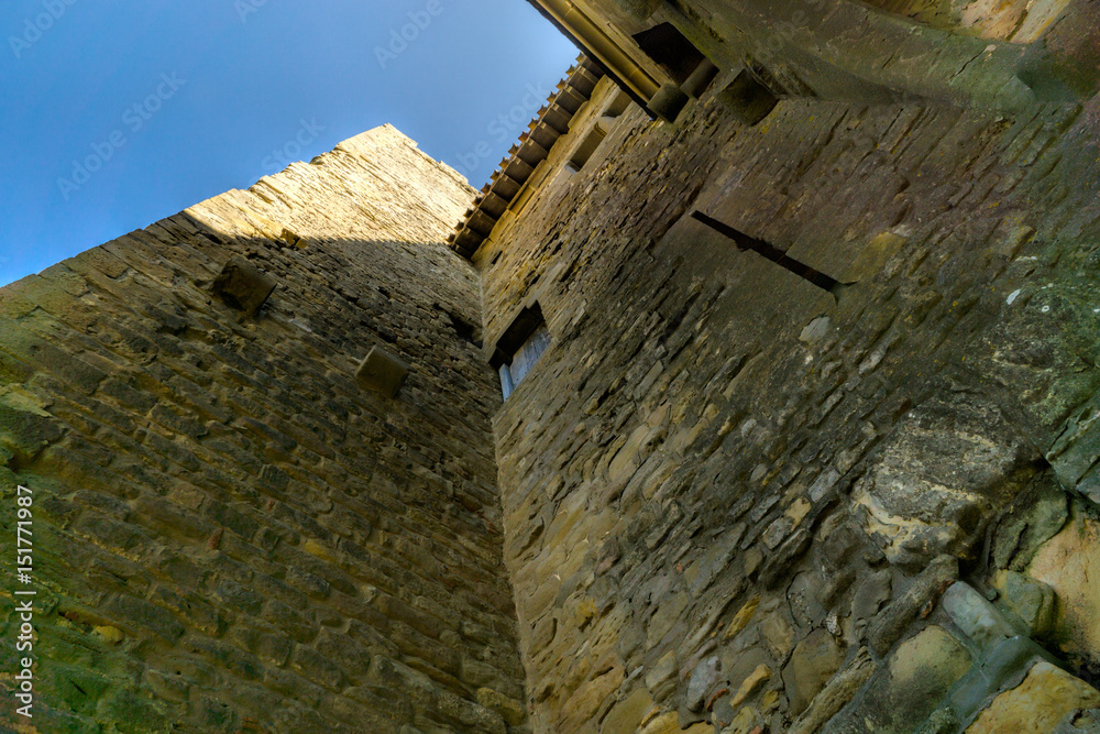 Blick hinauf auf Turm der mittelalterlichen Festungsanlage Carcassonne