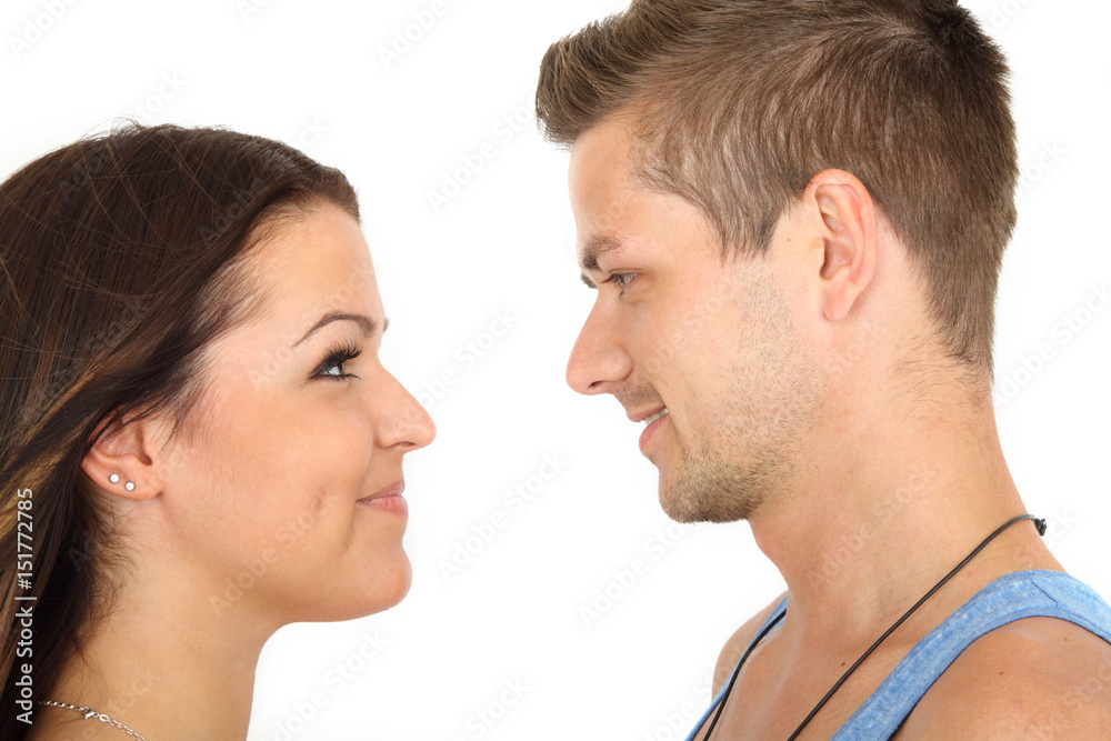 Mann und Frau schauen sich in die Augen Mann und Frau schauen sich in die Augen