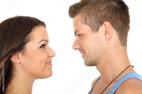 Mann und Frau schauen sich in die Augen