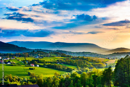 Widok na Beskid Wyspowy o zachodzie słońca, wiosna, zamglona dolina.