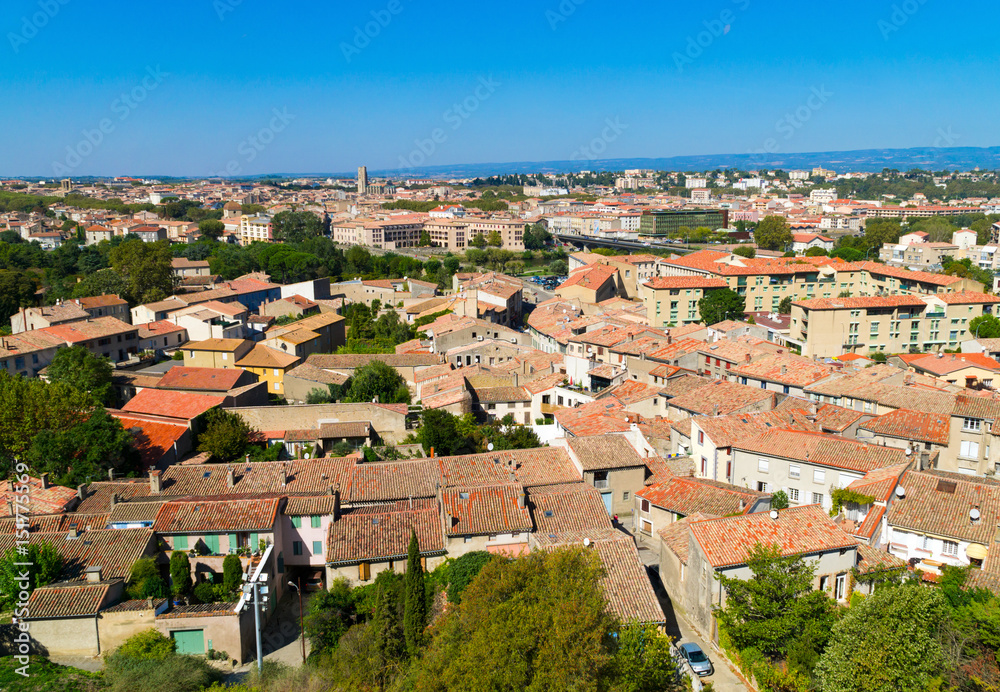 Die Stadt Carcassonne am Fusse der historischen Festungsanlage im Süden Frankreichs