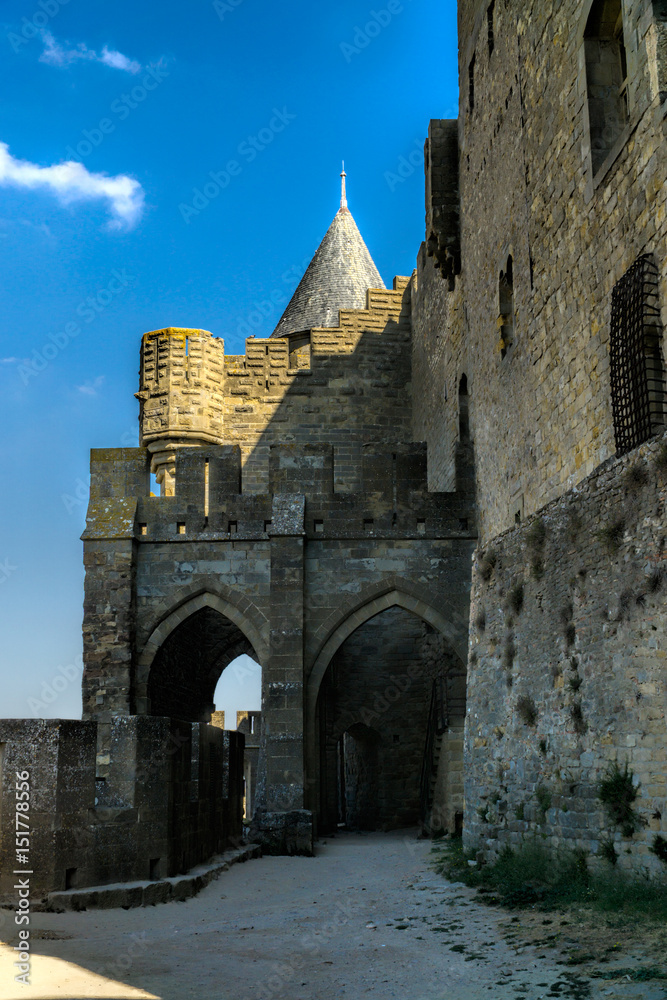 Obraz premium Burgturm mit Eingangstor und Fensteröffnungen auf der historischen Festungsanlage Carcassonne