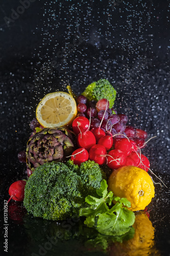 Verschiedenes Gemüse und Obst auf dunkem Hintergrund mit vielen Wassertropfen photo