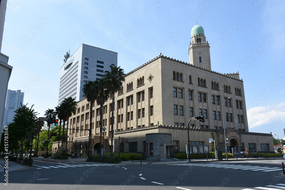 日本・横浜の都市景観「横浜税関」、奥のビルは「神奈川県警察本部」、左奥に「横浜ランドマークタワー」