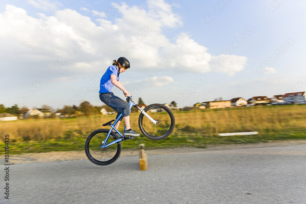 Obraz premium boy jumping with his dirtbike at the street
