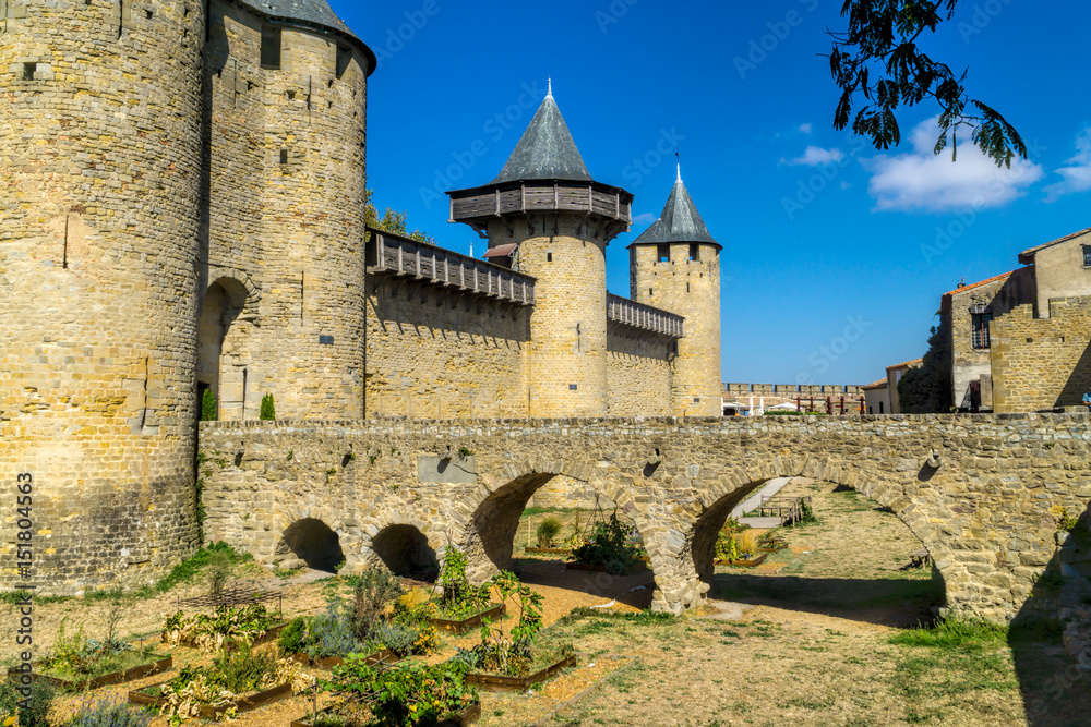 Blick auf die Brücke, Türme und einen Tail des Gartens in der historischen mittelalterlichen Festungsstadt Carcassonne
