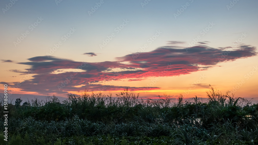Obraz premium rainbow color of evening sky with sunlight of sunset