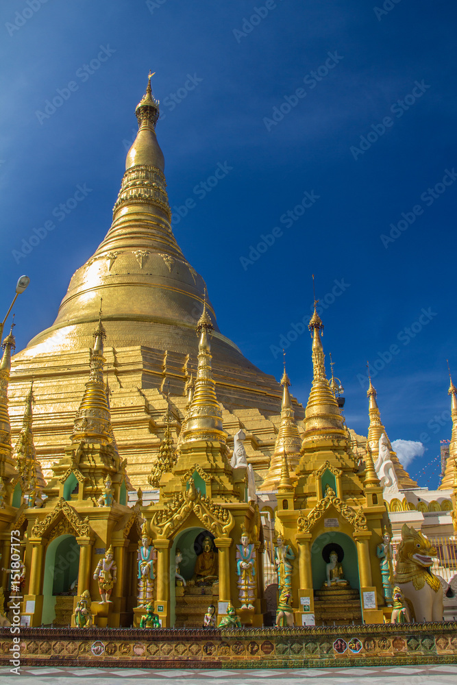 Fototapeta premium The golden Shwe Dagon Pagoda in Burma
