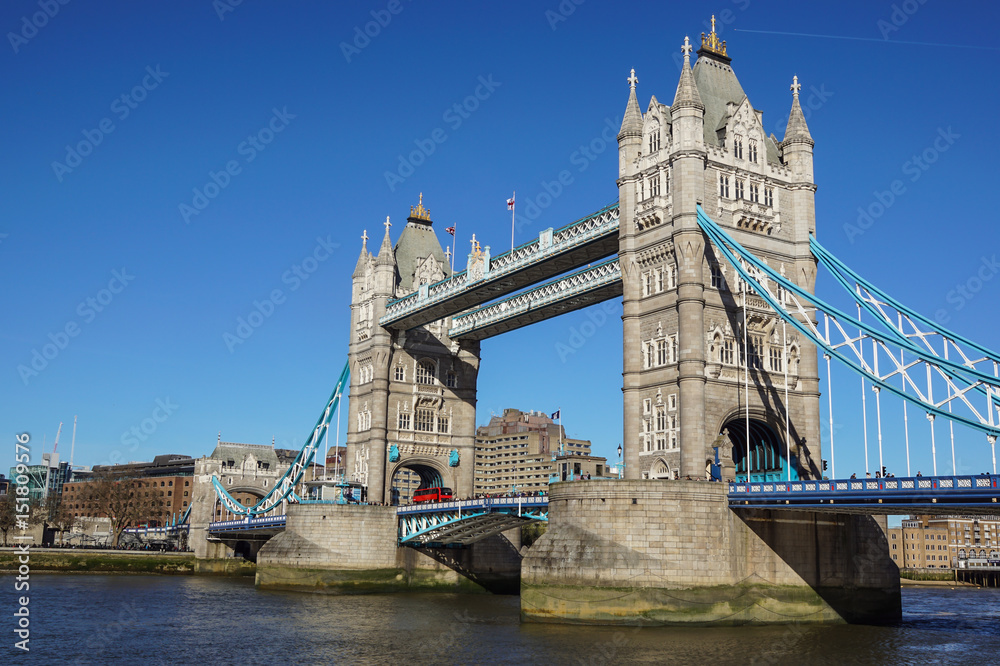Fototapeta premium Tower Bridge w Londynie w Wielkiej Brytanii