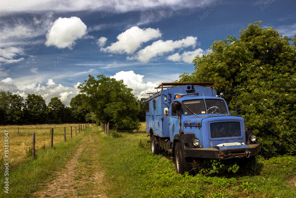 alter blauer Deutz - LKW