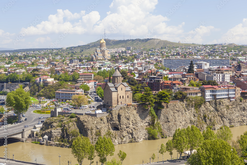 Вид на исторический центр Тбилиси - храм Метехи над рекой Кура (Мтквари). Грузия