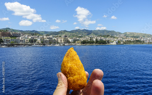 mangiare un arancino pensando al mare di sicilia 50 photo