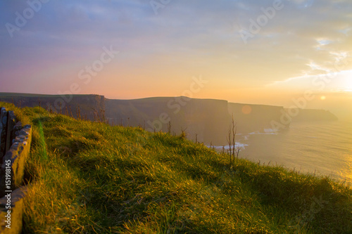 Foto Beautiful landscape at the famous Cliffs of Moher and  O'Brien's Tower in Co