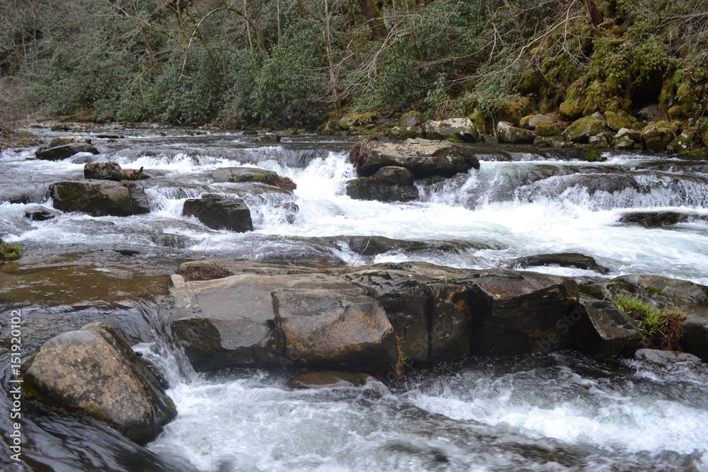 Naklejka premium Rushing water over rocks