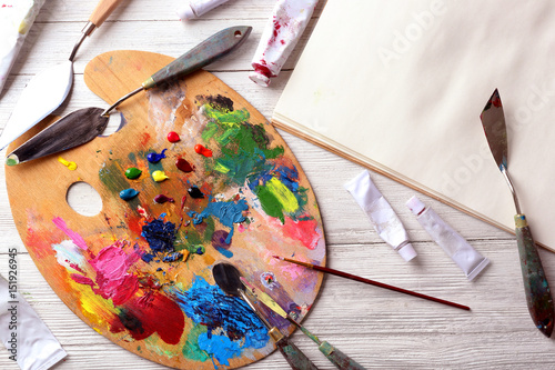 Foto Composition with palette, oil paints and painting tools on table