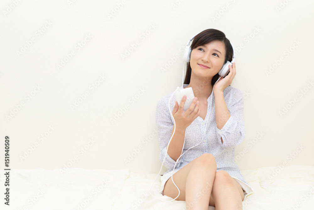 音楽を聴く笑顔の女性