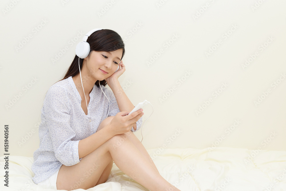 音楽を聴く笑顔の女性 音楽を聴く笑顔の女性